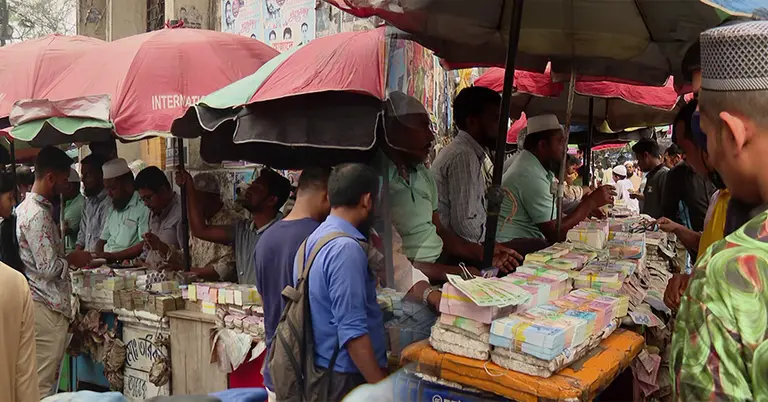 ফুটপাতে মিলছে নতুন নোট